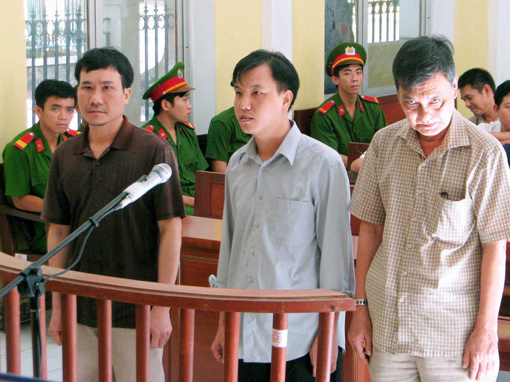 Các bị cáo Quân, Hưng, Núi (từ trái sang) tại phiên tòa sơ thẩm - Ảnh: Trần Thanh Phong