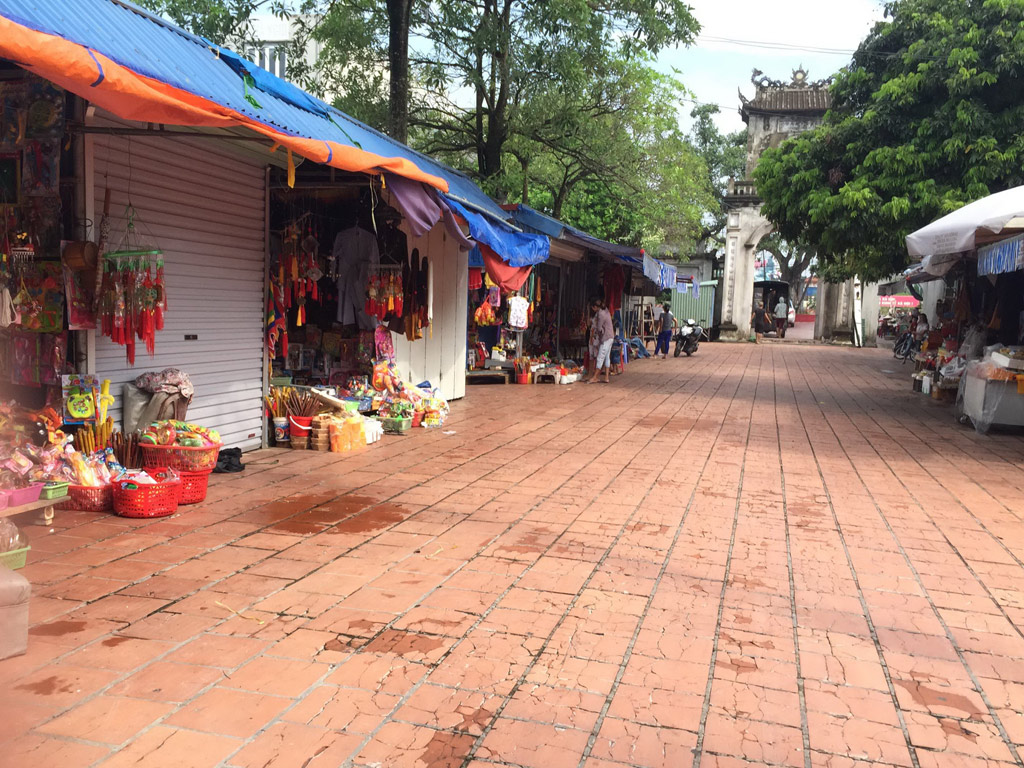 
Hàng quán tràn lan tại sân đền Bảo Lộc - Ảnh: Văn Đông