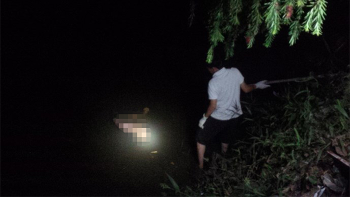  Lực lượng chức năng đang vớt thi thể anh Thanh - Ảnh: Lê Lâm 