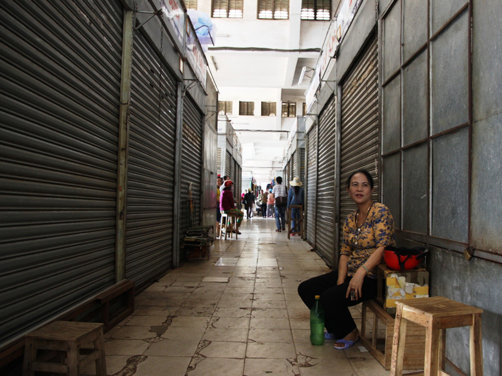 Sáng 5.10, nhiều lô quầy ở chợ Đông Hà không mở cửa buôn bán - Ảnh: Nguyễn Phúc