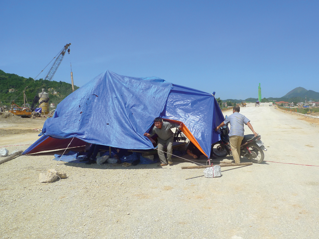 Dân dựng lều đòi hỏi tái định cư- Ảnh: Thanh Hiền