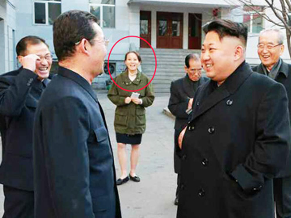 Cô Kim Yo-jong (khoanh tròn) trong một chuyến tháp tùng anh trai lãnh đạo - Ảnh: The Korea Times