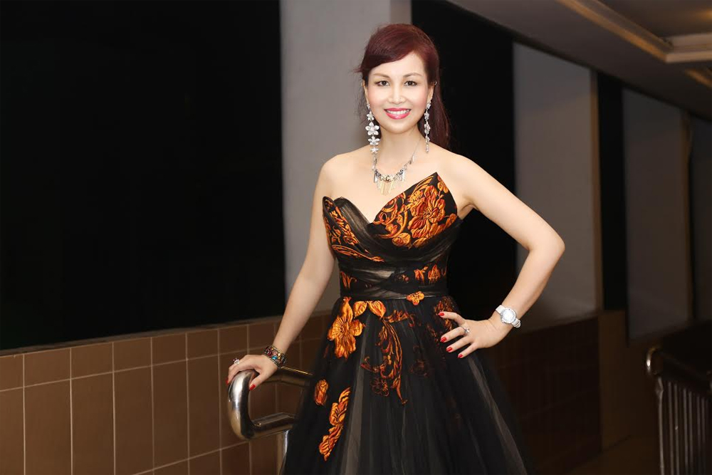 Hoa hậu Diệu Hoa lộng lẫy trong váy dạ hội trễ ngực tới làm giám khảo cuộc thi Hoa khôi Doanh nhân