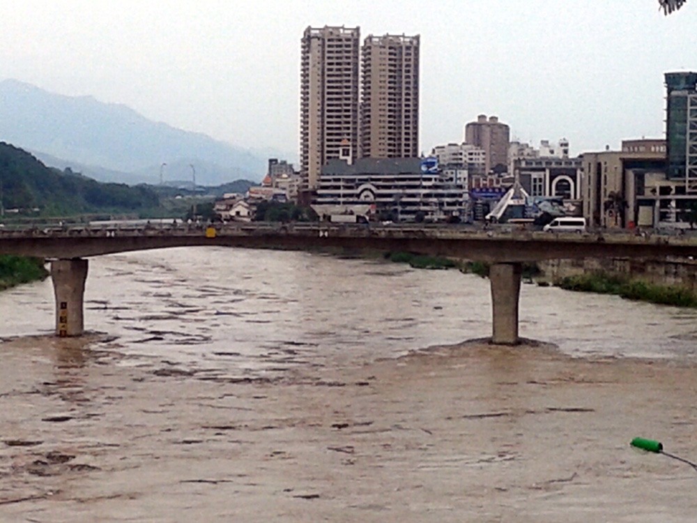 Nước lũ trên sông Hồng cuồn cuộn từ Trung Quốc tràn sang, ảnh chụp sáng 11.10 tại TP.Lào Cai - Ảnh: Minh Hằng