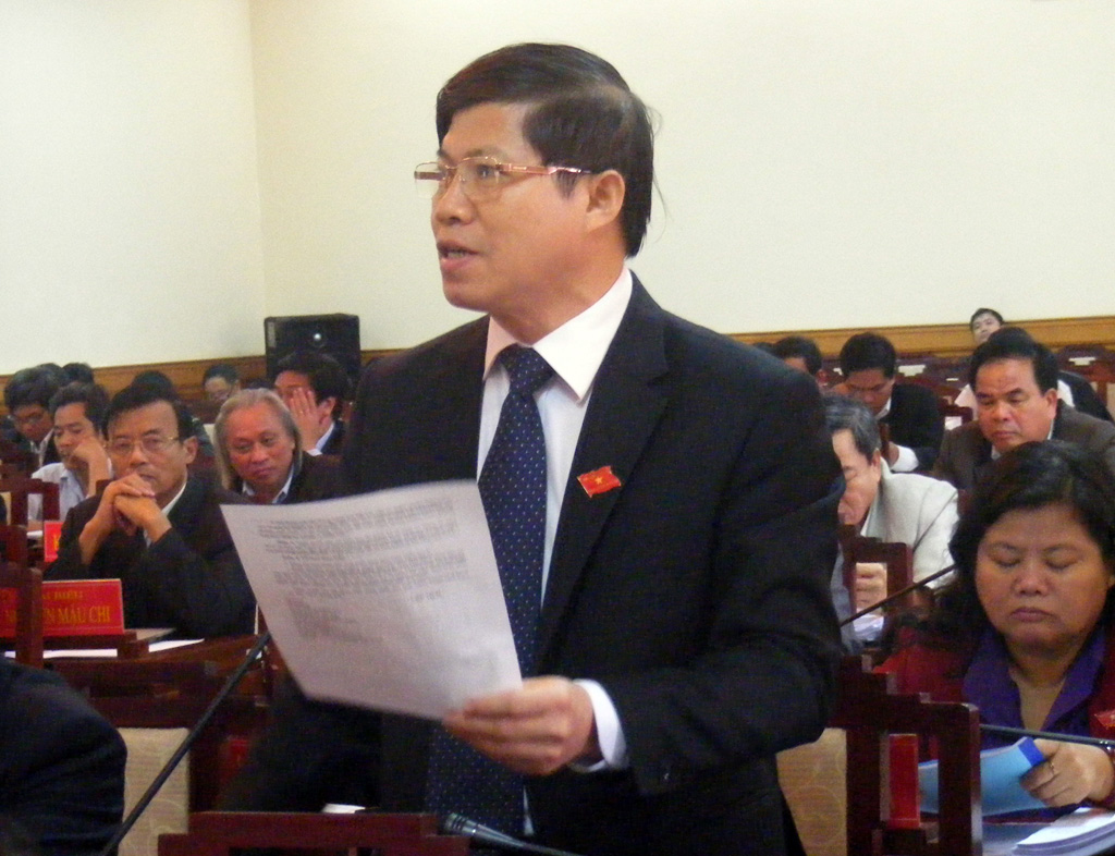 TS Phạm văn Hùng, Giám đốc Sở GD-ĐT phát biểu tại cuộc họp HĐND tỉnh Thừa Thiên-Huế - Ảnh: Đình Toàn