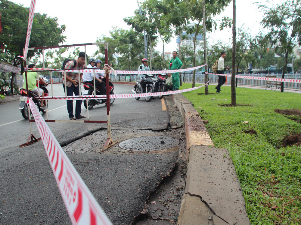 Hiện trường vụ nổ hố ga trên đường Trường Sa chiều 15.10 - Ảnh: Mã Phong