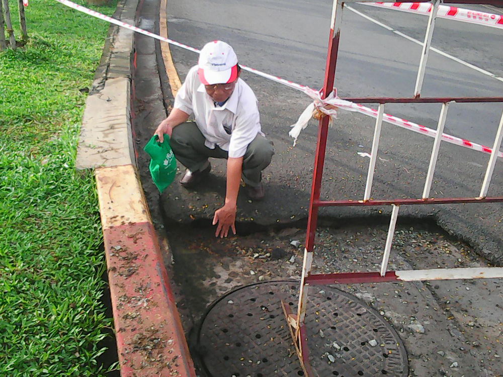 Chuyên gia khảo sát hiện trường vụ nổ giếng Nhiêu Lộc - Thị Nghè ngày 15.10 - Ảnh: Hà Ngọc Trường