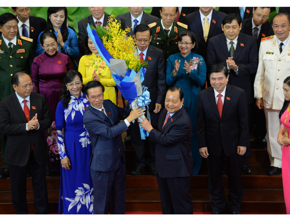 Phó bí thư thường trực Thành ủy TP.HCM Võ Văn Thưởng tặng hoa cho ông Lê Thanh Hải tại đại hội - Ảnh: Diệp Đức Minh