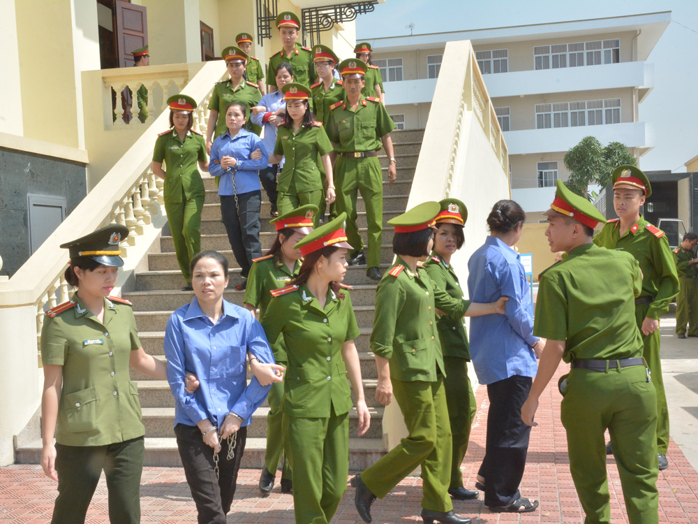 Dẫn giải các bị cáo về trại giam - Ảnh: Linh Linh