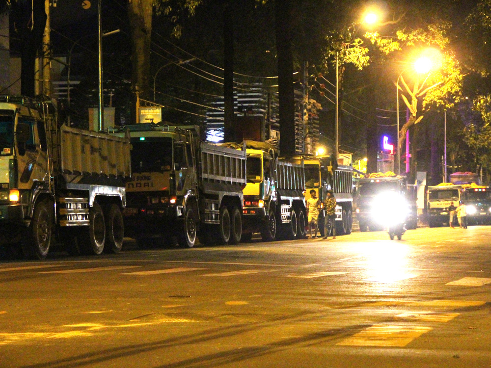 Hàng chục xe ben xếp tài dưới lòng đường Điện Biên Phủ chờ chở đất - Ảnh: Đức Tiến