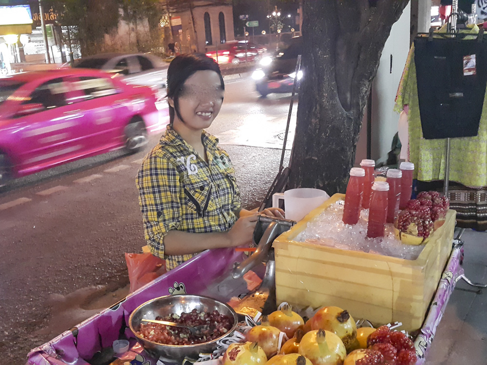 Cô gái 16 tuổi bán nước lựu trên đường Sukhumvit - Ảnh: Nguyễn Tập