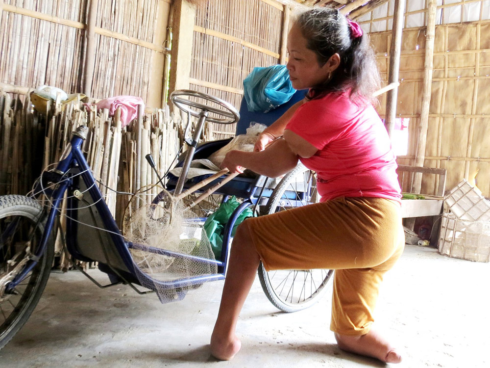 Chị Phan Thị Thuận dùng xe dùng để chợ dụng cụ ra phá đi làm nghề cá - Ảnh: Tuyết Khoa
