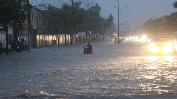 Sài Gòn thường ngập sau những cơn mưa lớn - Ảnh: Phạm Hữu
