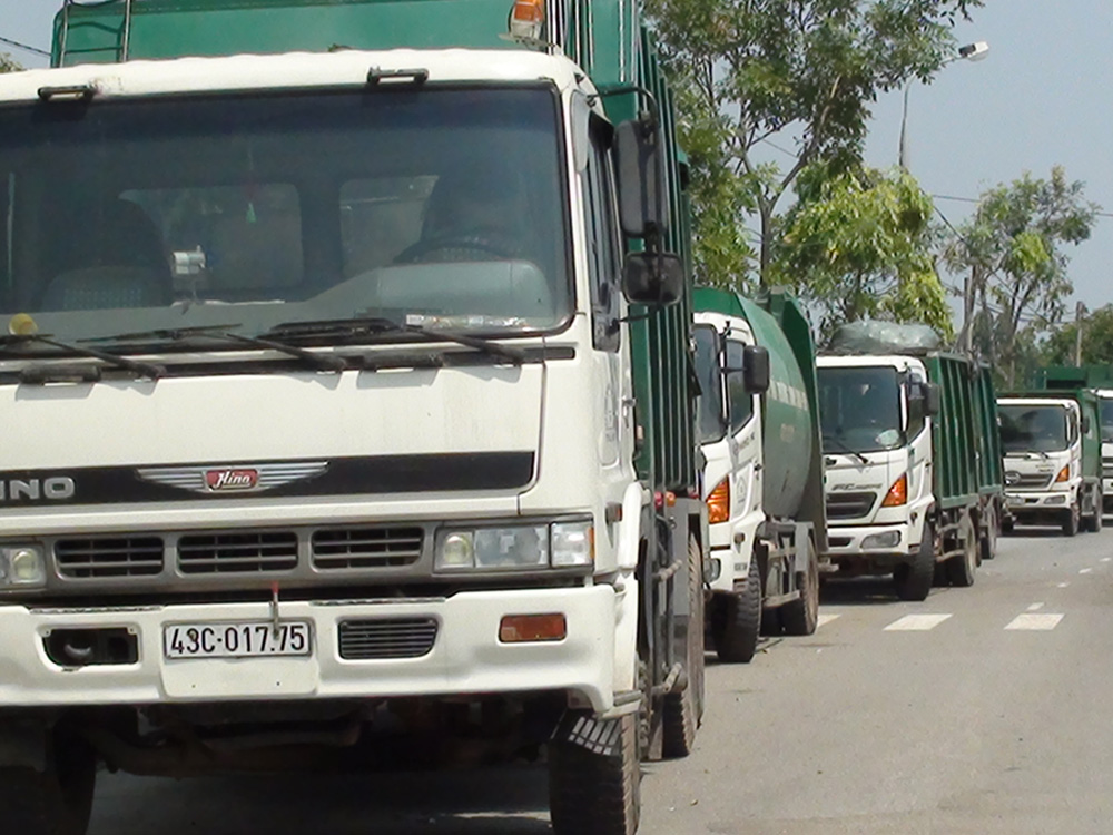 Xe chở rác chờ hàng dài trước bãi rác - Ảnh: Nguyễn Tú