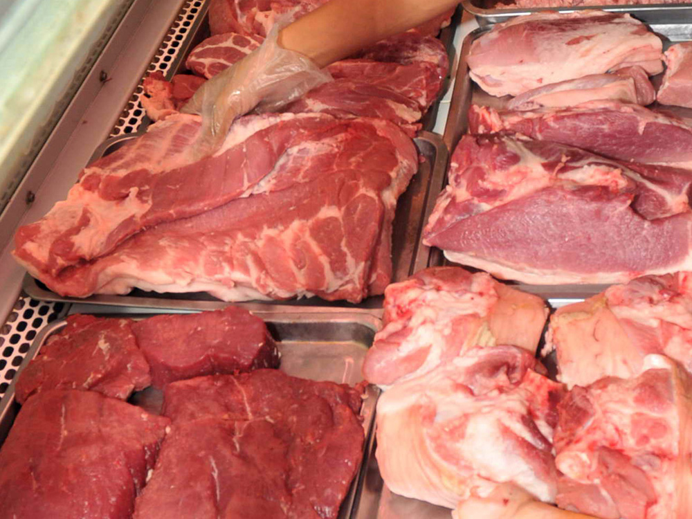 Cần quan sát kỹ để tránh mua phải thịt không an toàn - Ảnh: D.Đ.M