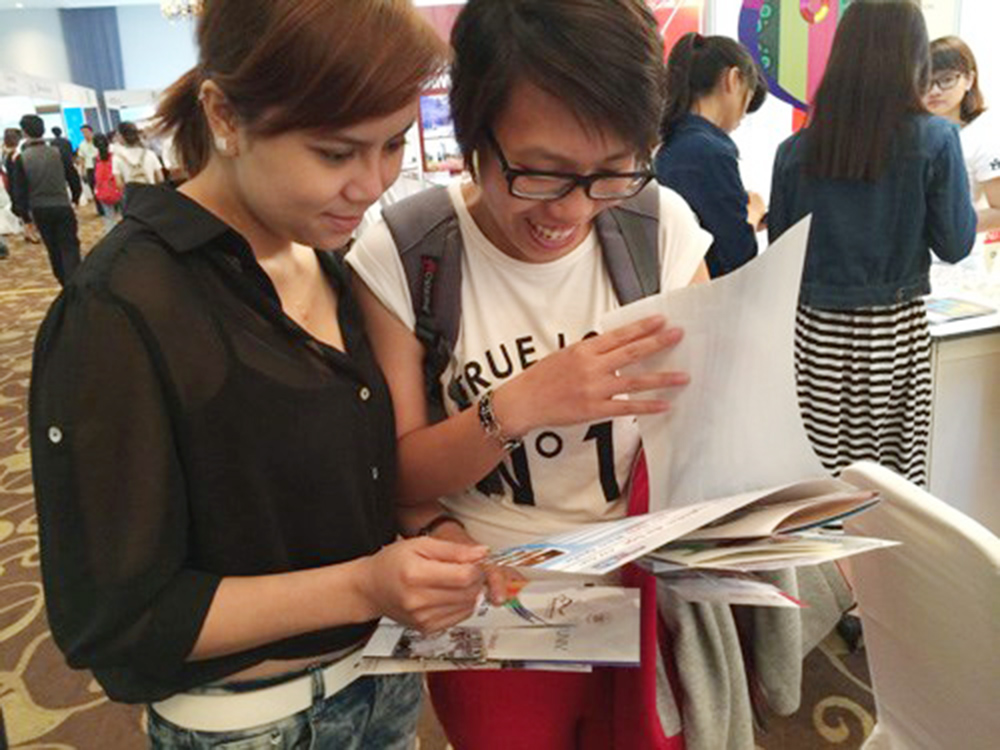 Các bạn sinh viên tìm hiểu cơ hội du học Hàn Quốc tại một triển lãm giáo dục - du học. Ảnh: Minh Đức