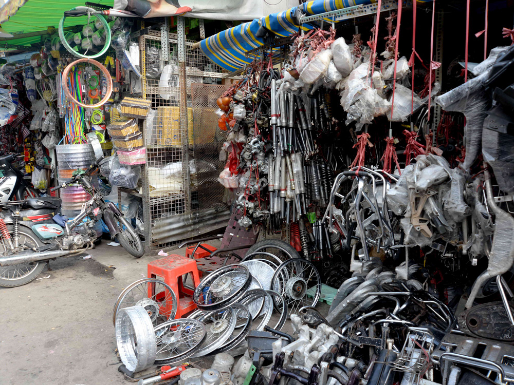 Chợ phụ tùng xe máy Tân Thành - nơi tập trung mua bán “các món” xe được rã ra lớn nhất Sài Gòn - Ảnh: Diệp Đức Minh