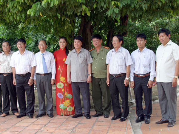 Thượng tướng Bùi Văn Nam và đoàn công tác của Bộ Công an chụp hình lưu niệm bên cây khế Bác Hồ trồng tại Trường Dục Thanh - Ảnh: Quế Hà