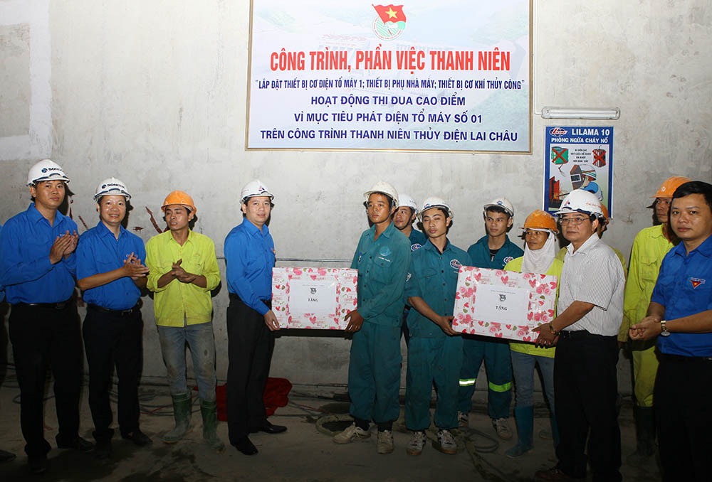 Anh Nguyễn Long Hải tặng quà thanh niên công nhân xây dựng Nhà máy thủy điện Lai Châu - Ảnh: Hoàng Phan