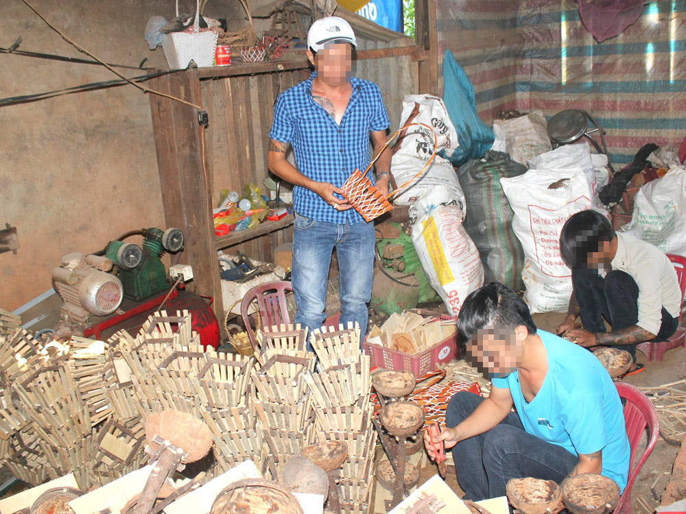 Lao động ở cơ sở lẵng hoa Sơn Lâm là những thanh niên nghiện ma túy hoàn lương - Ảnh: Trung Chuyên