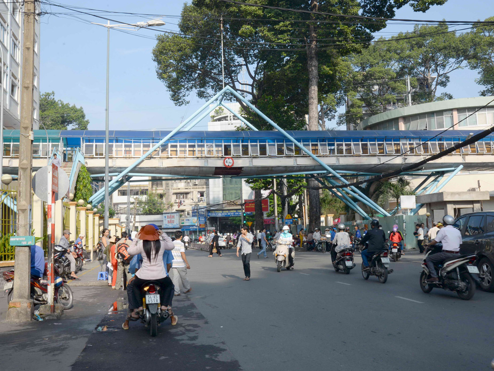 Cầu vượt trên đường Cống Quỳnh trước Bệnh viện Từ Dũ không có lối lên xuống thuận tiện - Ảnh: Diệp Đức Minh