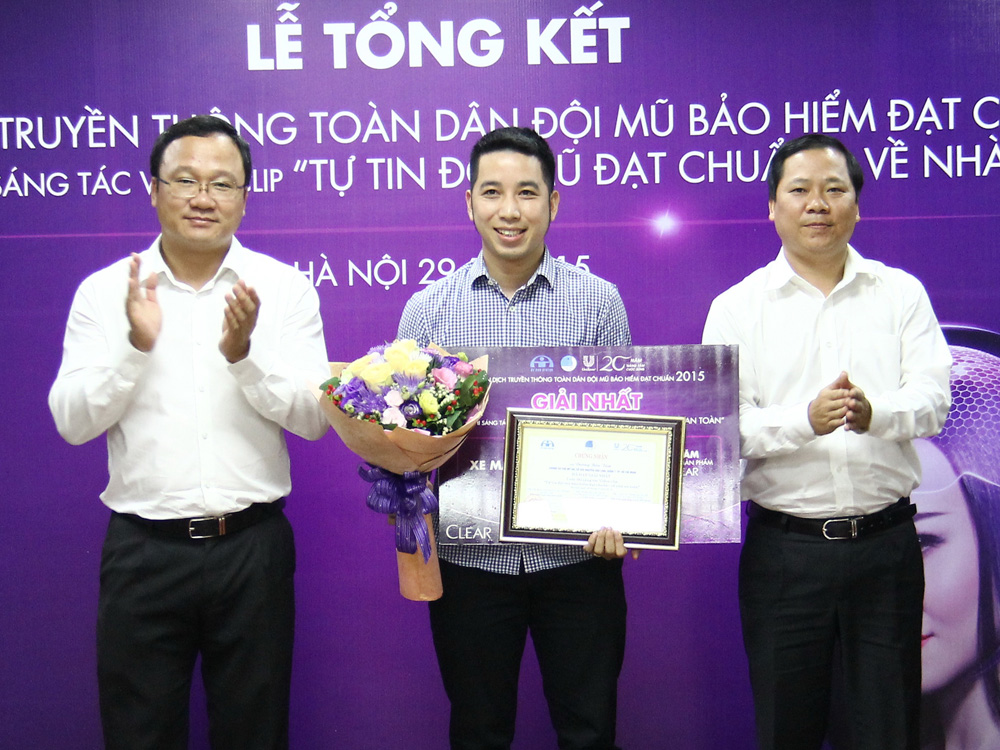 Anh Nguyễn Phi Long, Bí thư T.Ư Đoàn, Chủ tịch Hội LHTN VN (phải) trao giải nhất sáng tác clip - Ảnh: Thúy Hằng