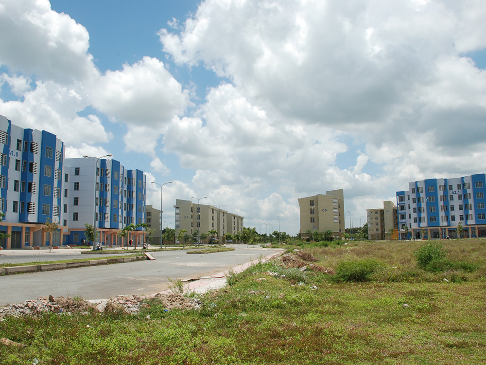 45 block, với khoảng 2.000 căn hộ và 500 nền tái định cư tại khu Vĩnh Lộc B hiện phần lớn căn hộ, nền đất tại đây vẫn chưa được sử dụng - Ảnh: Đình Sơn