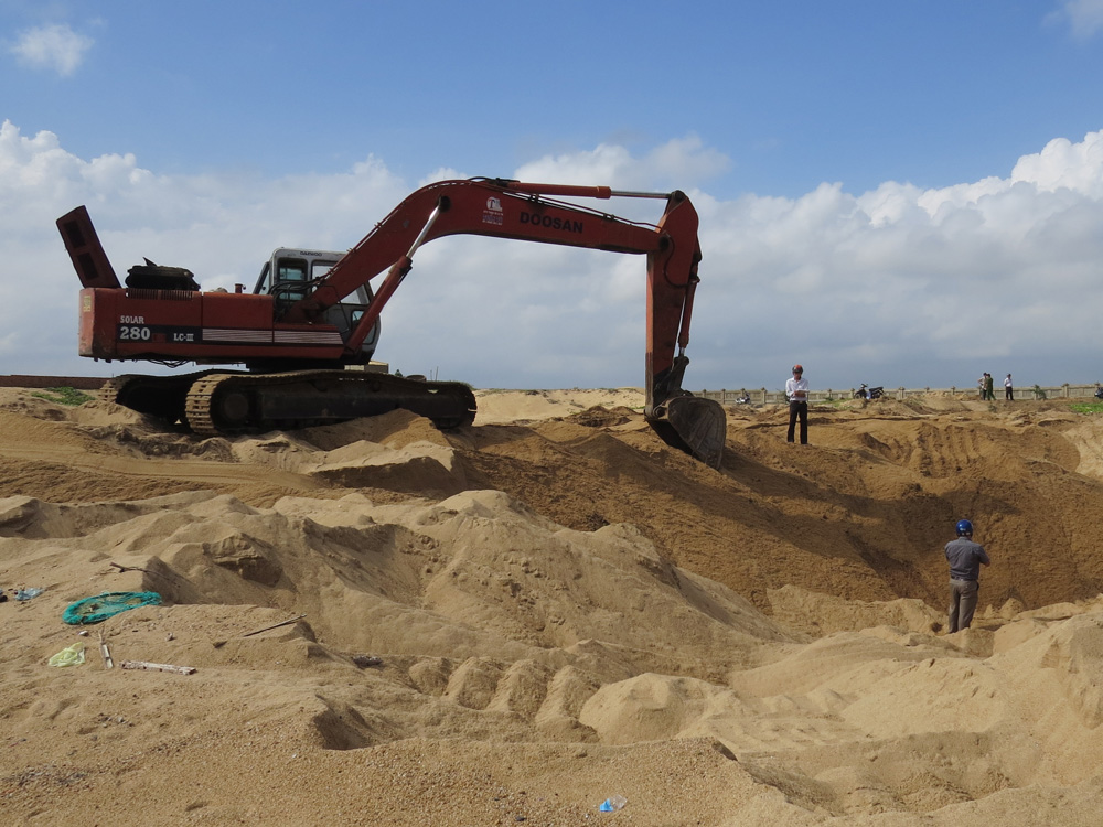 Lực lượng chức năng bắt quả tang xe múc đang khai thác cát trái phép tại bờ biển - Ảnh: Đức Huy