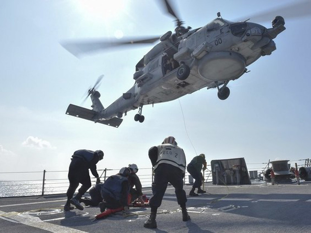 Binh sĩ Mỹ diễn tập trên tàu khu trục USS Lassen ở Biển Đông ngày 28.10. - Ảnh: Reuters