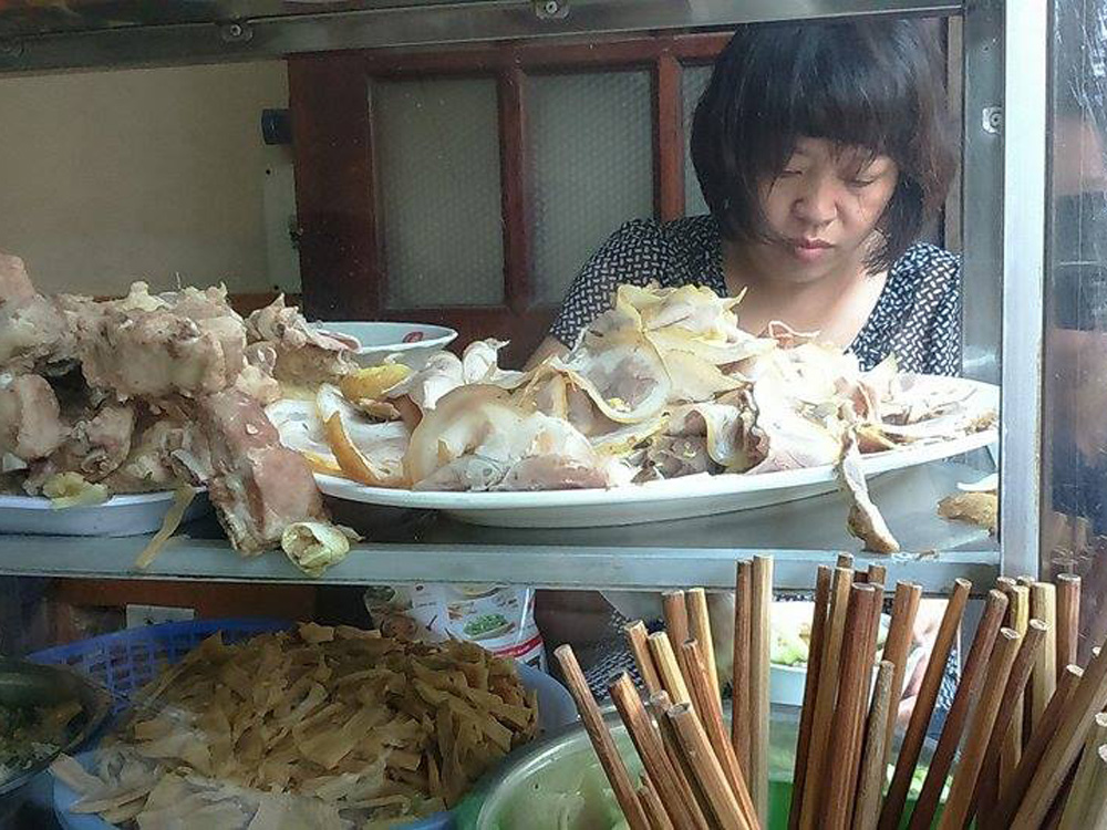 Các nguyên liệu bún dọc mùng chợ Nguyễn Cao đều được chăm chút kỹ lưỡng - Ảnh: Trinh Nguyễn