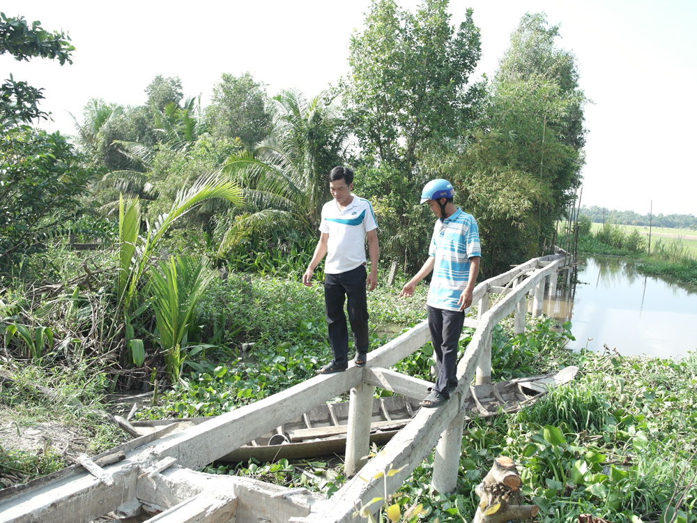 Anh Phương (trái) bên chiếc cầu dài của mình - Ảnh: Thanh Đức