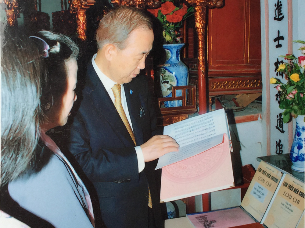 Ông Ban Ki-moon xem cuốn sách Lịch triều hiến chương loại chí trước ban thờ trong nhà thờ dòng họ Phan Huy - Ảnh: đại diện dòng họ Phan ở Sài Sơn cung cấp