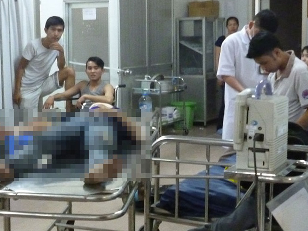 Cô gái được đưa vào bệnh viện cấp cứu - Ảnh: Lê Lâm