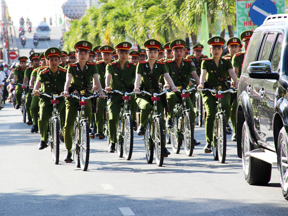 Công an TP.Bạc Liêu tuần tra bằng xe đạp - Ảnh: Trần Thanh Phong