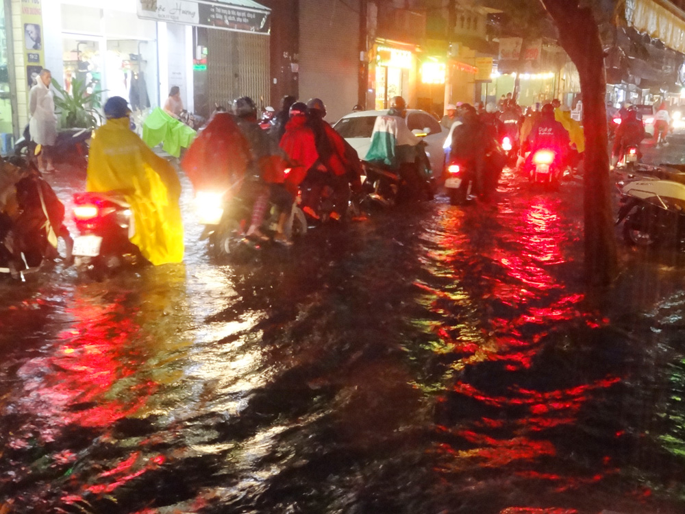Ngập nặng tại khu Bàu Cát, Q.Tân Bình (TP.HCM) vào chiều tối 2.11 - Ảnh: An Huy