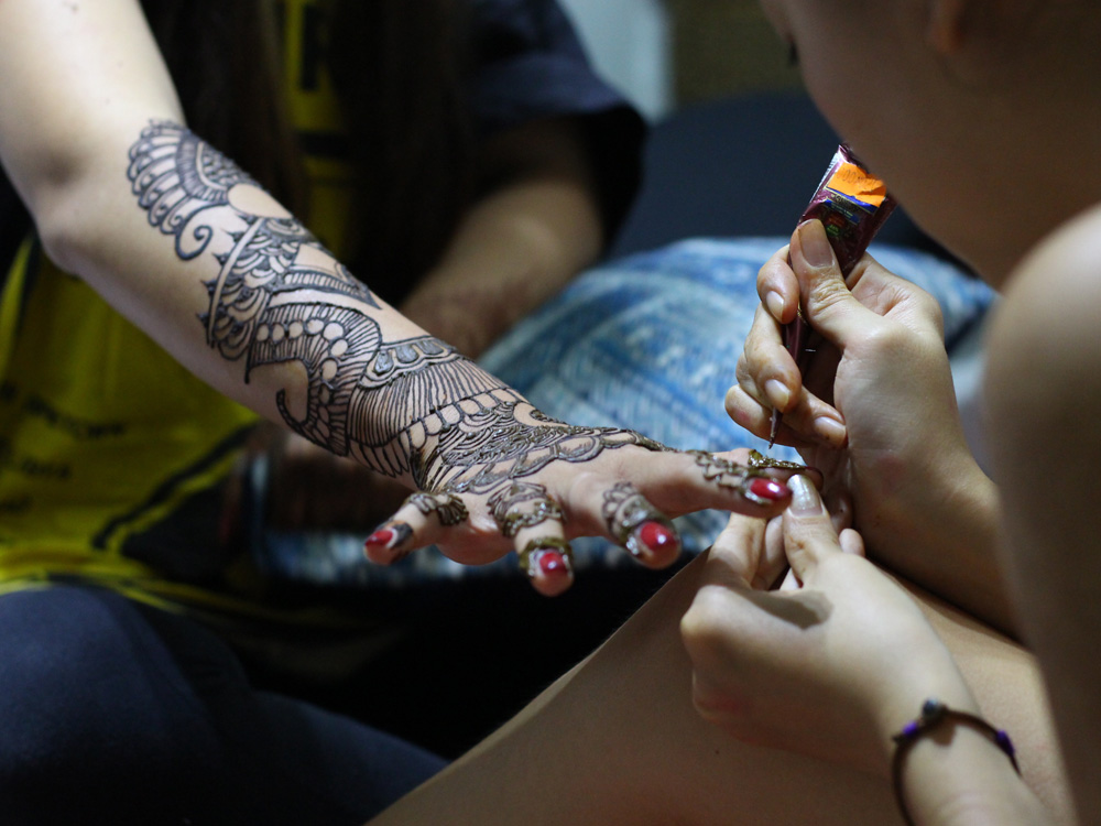 Tay và chân là hai vị trí yêu thích của các bạn gái trẻ khi vẽ Henna - Ảnh: C.T.V