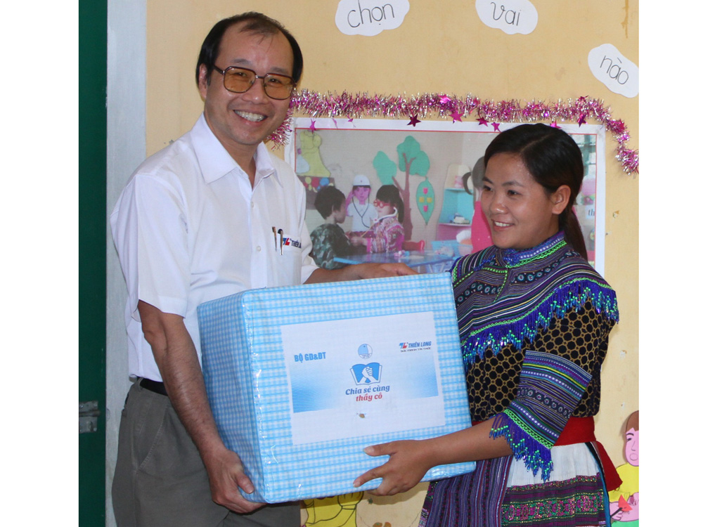 Tiến sĩ Võ Văn Thành Nghĩa, Tổng giám đốc Tập đoàn Thiên Long tặng quà cho giáo viên cắm bản tại Lào Cai - Ảnh: P.Hậu