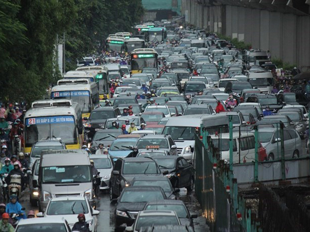 Xe buýt chật vật len lỏi giữa cảnh ùn tắc trên đường Nguyễn Trãi giờ cao điểm - Ảnh: Lê Nam