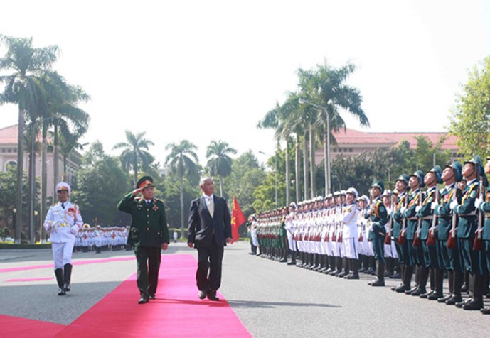Bộ trưởng Quốc phòng Phùng Quang Thanh và Ngài Nakatani Gen duyệt đội danh dự QĐND Việt Nam