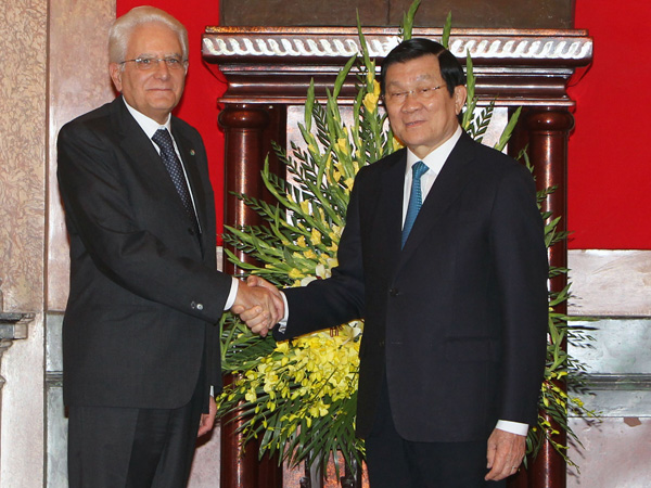 Chủ tịch nước Trương Tấn Sang đón Tổng thống Sergio Mattarella - Ảnh: TTXVN