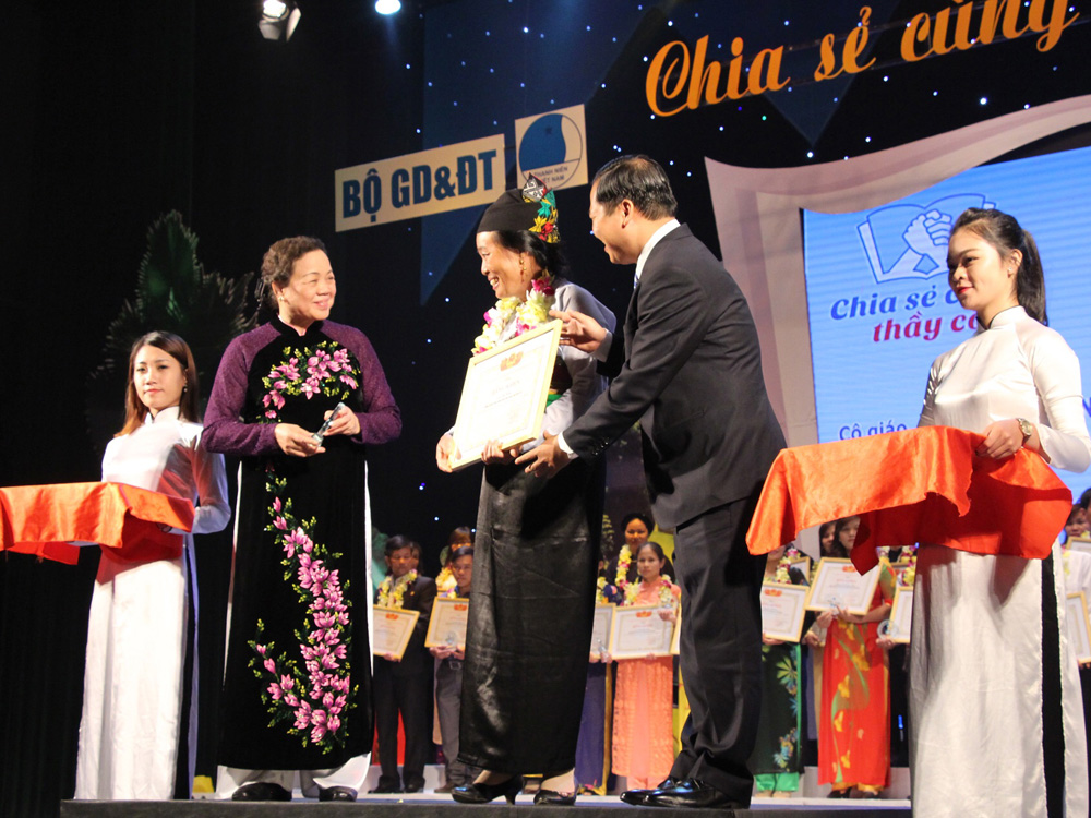 Bà Hà Thị Khiết cùng anh Nguyễn Phi Long trao bằng tuyên dương cho các thầy cô cắm bản