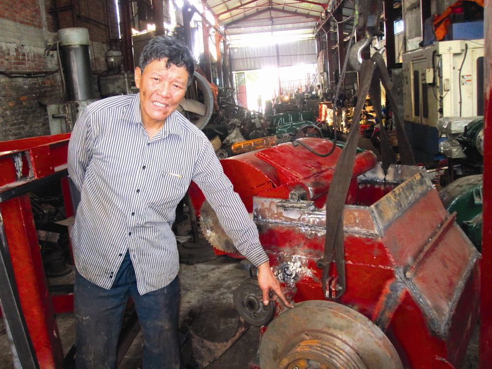 Kỹ sư Lại Minh Chức bên máy phân loại rác tự động do ông chế tạo - Ảnh nhân vật cung cấp