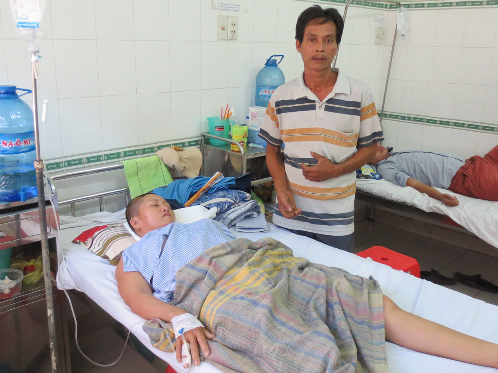 Vợ chồng nạn nhân tại Bệnh viện đa khoa Bình Thuận - Ảnh: Quế Hà