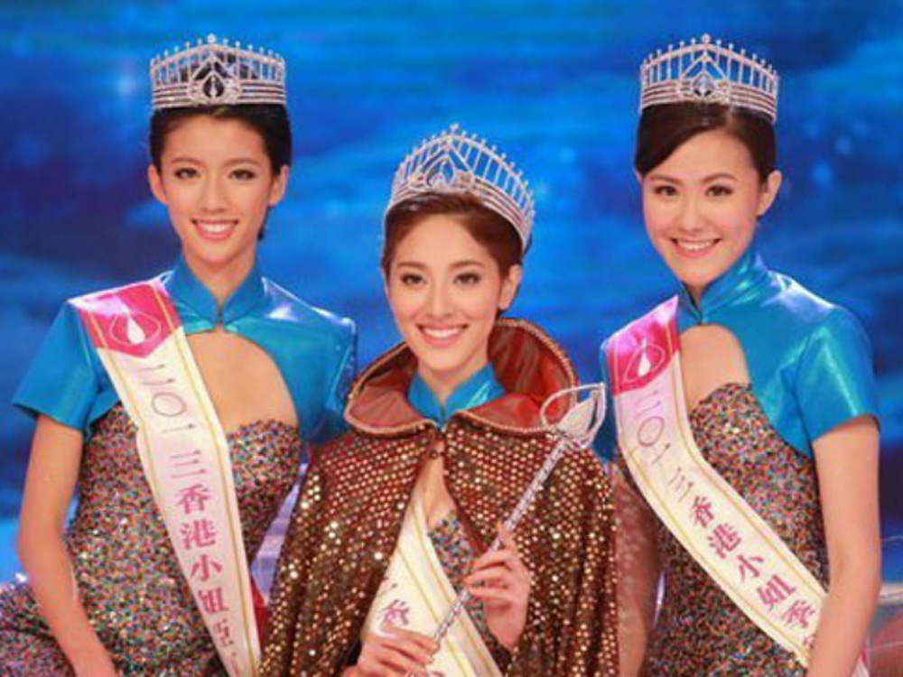Thái Tư Bối (thứ nhất từ trái qua) giành vị trí Á hậu 1 tại cuộc thi Hoa hậu Hồng Kông 2013 - Ảnh chụp màn hình trang Tungstar