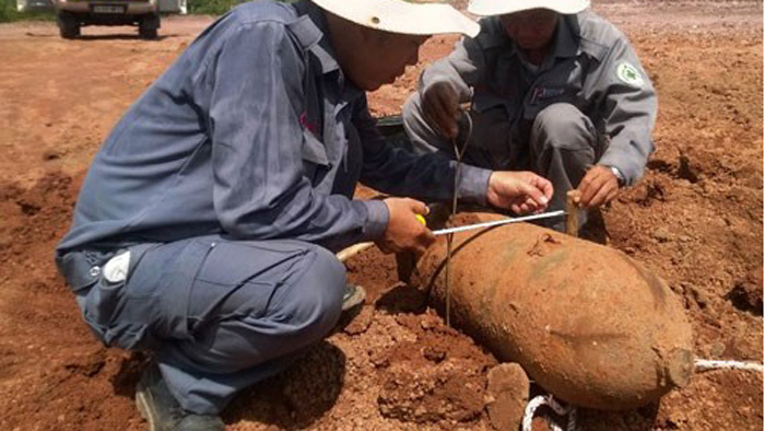 Lực lượng chức năng đo đạc độ dài ngắn của quả bom “khủng” trước khi xử lý - Ảnh minh họa: Renew Quảng Trị cung cấp