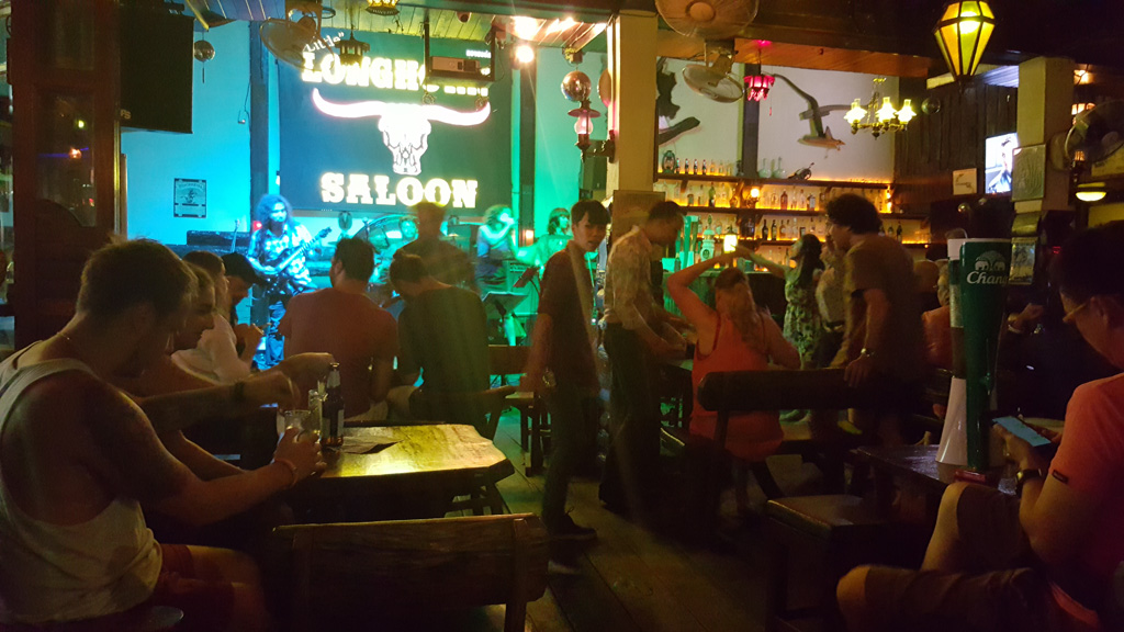 Bên trong một bar tại phố Tây ở Krabi 