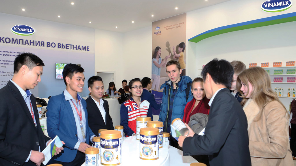 Đại diện Vinamilk đang giới thiệu đến người tiêu dùng Nga những sản phẩm chất lượng, đa dạng của Vinamilk - công ty sữa hàng đầu tại Việt Nam - Ảnh: Đình Chinh