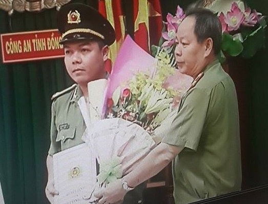 Trung tá Lê Hoàng Ngân (trái) nhận quyết định bổ nhiệm làm Phó Giám đốc Công an tỉnh Đồng Nai