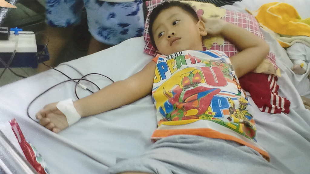 Cháu Võ Văn Thành bị bệnh hiểm nghèo đang chờ đợi sự giúp đỡ của những tấm lòng - Ảnh: Quỳnh Trân