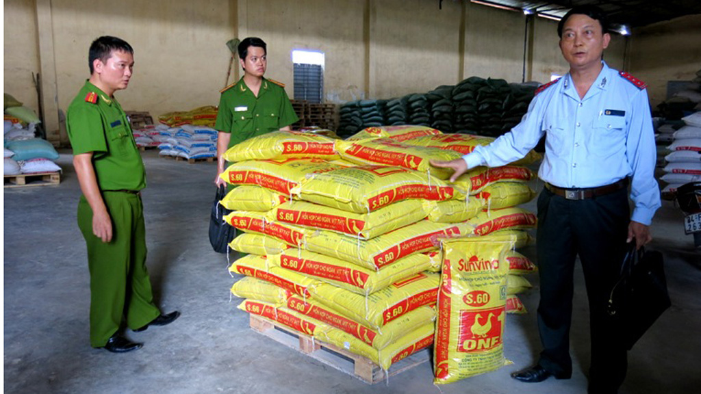 Thức ăn chăn nuôi trộn chất cấm tại Công ty TNHH thức ăn chăn nuôi Trường Phú - Ảnh: Xuân Long